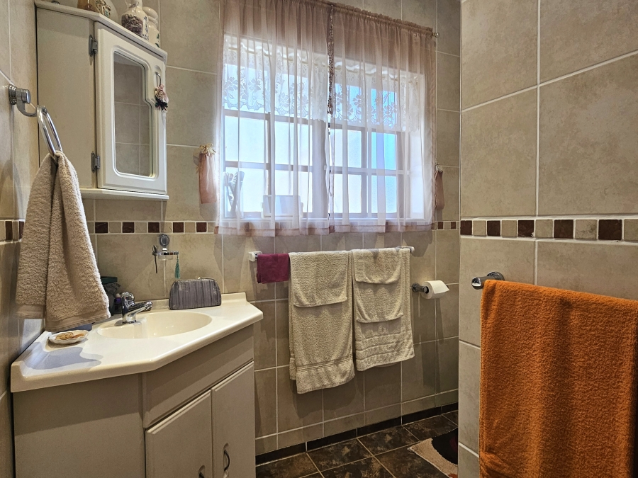 4 Bedroom Property for Sale in Wavecrest Eastern Cape